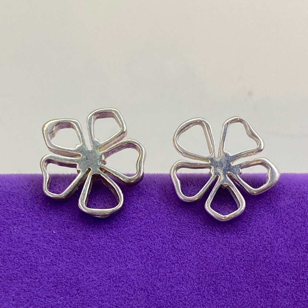 💛 Minimalist Sterling Silver Flower Stud Earrings | Feminine Floral Jewelry
